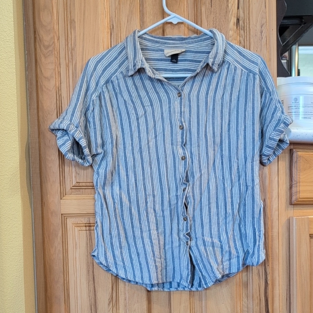 Universal Thread Blue and White Striped Shirt Size Large